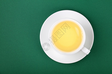 白毫乌龙茶白茶杯乌龙茶 在绿色的碟盘上制品饮料飞碟白色陶瓷桌子杯子背景