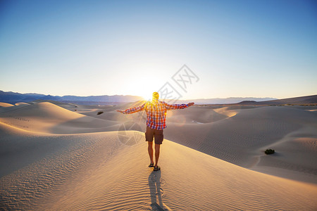 躲在沙漠中靴子远足者旅行沙丘晴天远足旅游游客脚印背景图片