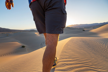 躲在沙漠中脚印靴子旅行游客远足晴天远足者沙丘旅游背景图片