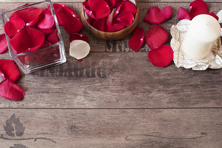 红色花瓶玻璃花瓶和木弓装满红色和白色的玫瑰花瓣 白色芳香香草蜡烛 木制的背景 芳香疗法的概念 浪漫的背景 带复制空间的玫瑰框静物框架温泉背景