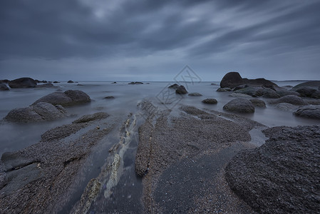 h5长提多云的早晨日出前的海景 美丽的自然海景 蓝色时刻 岩石日出 切尔诺莫雷茨阿蒂亚附近黑海沿岸的海上日出海岸线海滩石头海洋天空海岸戏背景