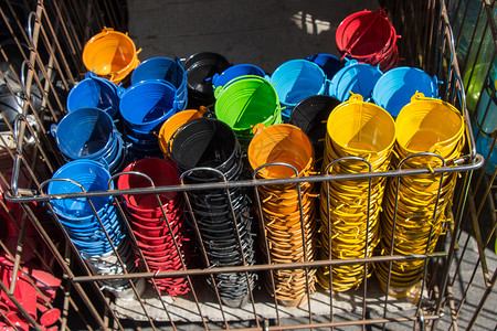 几桶不同颜色的小水桶镀锌家庭金属材料园艺背景图片