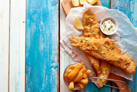 鱼和薯片油炸海鲜食物鳕鱼菜单英语木头薯条面糊广告背景图片