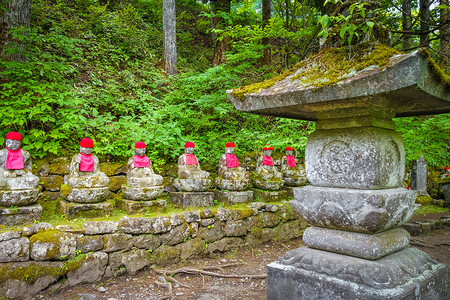 日本雕像苔藓旅游纪念碑菩萨森林佛教徒日光围兜宗教深渊背景图片