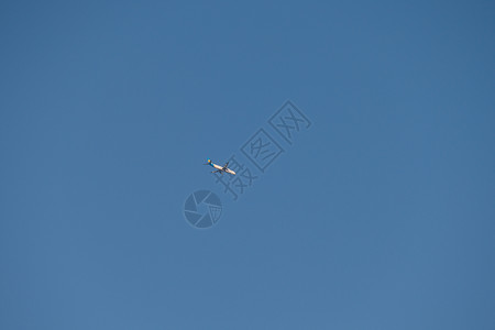 白平面在蓝天高空飞行 没有乌云背景图片