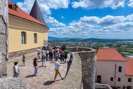 人们在城堡广阔的古观景台上拍照 可以俯瞰全城背景图片