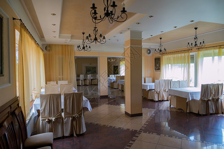 一个宽敞的餐厅大厅 里面有白桌布和米花面上的桌子用餐高清图片素材