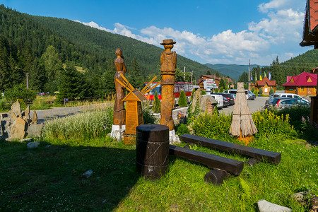 在旅馆附近展出木雕像和民族风格的其他传统物品 以全国作风为特色背景图片
