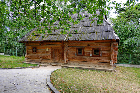 绿公园区背景上有木屋顶的老乌克林斯基老屋背景图片