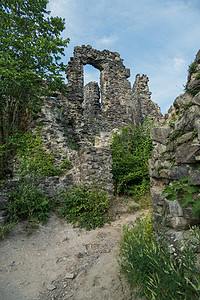 恶龙破坏城堡古老城堡的废墟中 草丛和灌木堆满了石块 从时空和天气中从墙上掉出来背景
