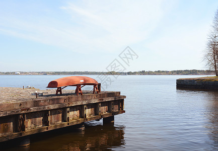 红船在海面的码头上翻起背景图片