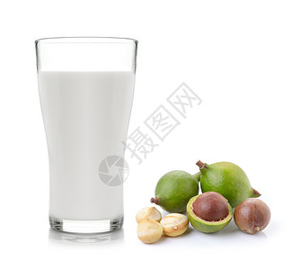 白种背景的牛奶和坚果背景图片