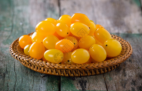 黄色西红柿木制桌上的黄黄番茄食物营养红色植物黄色饮食木头桌子蔬菜背景