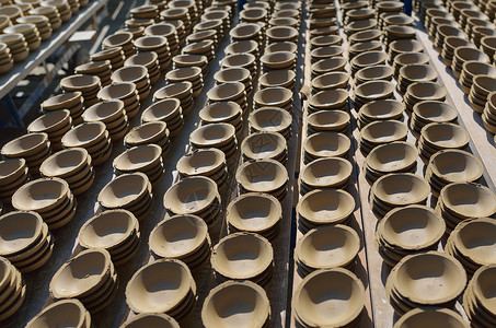 陶瓷生产装在机架中的陶瓷杯 准备将炉炉送入工厂材料生产桌子机械制品商业陶瓷背景