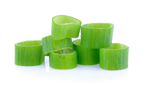 白底的绿洋葱片沙拉绿色叶子蔬菜食物白色韭菜背景图片