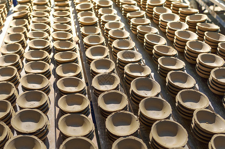陶瓷生产装在机架中的陶瓷杯 准备将炉炉送入工厂制品材料商业生产桌子机械陶瓷背景