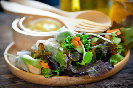 健康食品色拉卷蔬菜饮食海鲜面条盘子美食白色黄瓜小吃食物背景图片