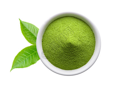 白色背景的碗中的绿茶粉粉状草本饮料文化粉末健康食物抹茶仪式背景图片