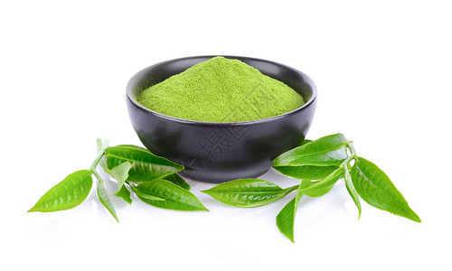 在白色背景中孤立的绿茶粉和绿茶粉叶文化抹茶螺旋粉末粉状草本植物叶子背景图片