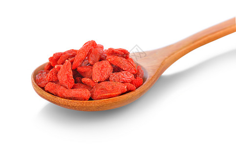 白色背景的木勺中的干果果浆婚姻食物红色藤蔓草本浆果背景图片