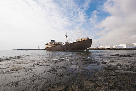 西班牙兰萨罗特西班牙加那利群岛兰萨罗特的船难海岸线支撑衰变海难环境旅游运输灾难热带碰撞背景