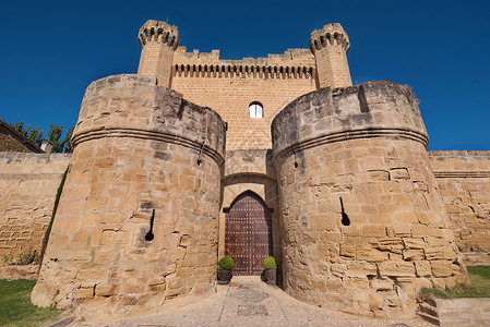 中世纪门西班牙拉里奥亚萨扎拉的中世纪城堡村庄堡垒旅行石头入口防御遗产风景历史历史性背景