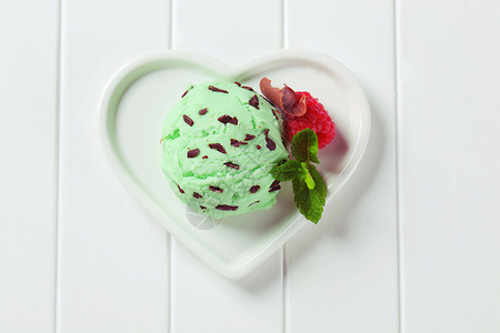 薄巧克力薯冰淇淋绿茶薄荷巧克力片甜点食物蜜露背景图片
