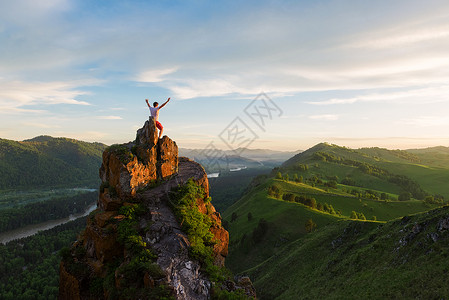 站在悬崖顶上的男人阳光登山者男性力量日落活力成就旅行活动地平线远足高清图片素材
