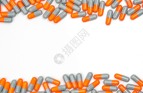 五颜六色的抗生素胶囊药片在白色背景下与复制空间分离 耐药 抗生素用药合理 卫生政策和医保理念剧照耐药性医院化学药物健康保险宏观储背景图片