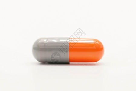 在白色背景隔绝的灰色 橙色药胶囊 抗生素耐药性 医药行业 药房背景 抗菌药物背景图片