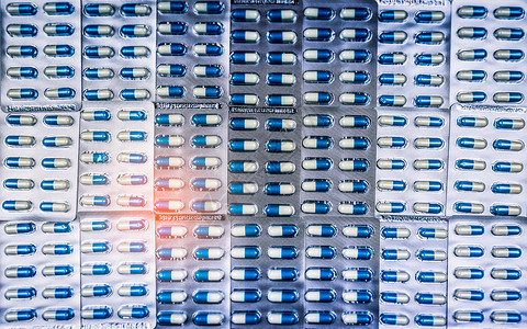 泡罩包装中的蓝色和白色胶囊丸 排列着美丽的图案 全球医疗保健概念 抗生素耐药性 抗菌胶囊丸 医药行业墙纸医院生产青霉素卫生制造业背景图片