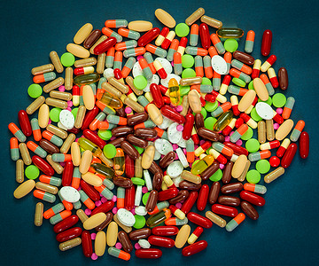 过期药物一堆五颜六色的药片和胶囊在蓝色背景上 抗生素耐药与合理用药概念 医药行业 全球医疗保健 药物相互作用概念背景