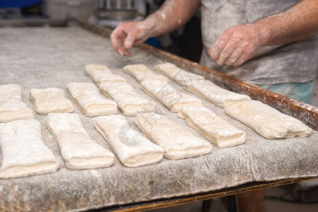 准备烤面包的面包圈饼 准备烘烤烹饪桌子工匠面粉厨房面团木板发酵面包师男人背景图片