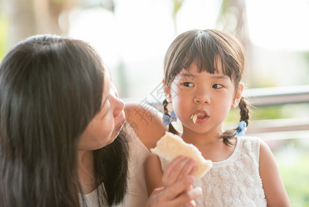 亚洲小儿童吃面包的年幼儿童夏天高清图片素材