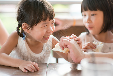 儿童成人喂养面包餐厅高清图片素材