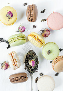 多色马卡龙和茶茶匙甜点花朵食物糖果杏仁玫瑰背景图片