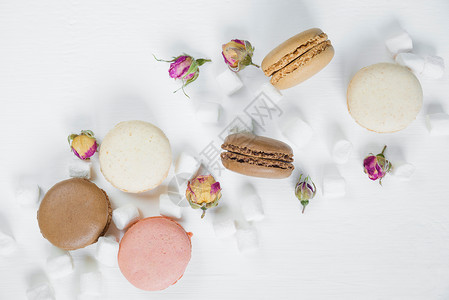多色马卡龙和棉花糖糖果玫瑰食物花朵杏仁甜点背景图片
