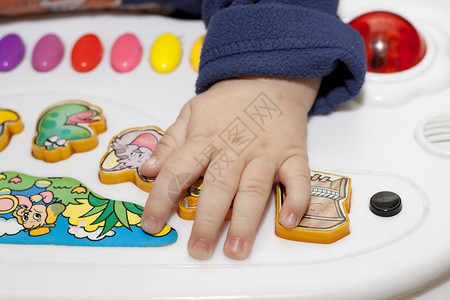 婴儿的手蓝色纽扣红色手指玩具背景图片