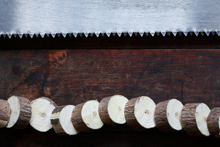 木头上的钢锯构造工人植物手锯木材技术建造工具金属硬件背景图片