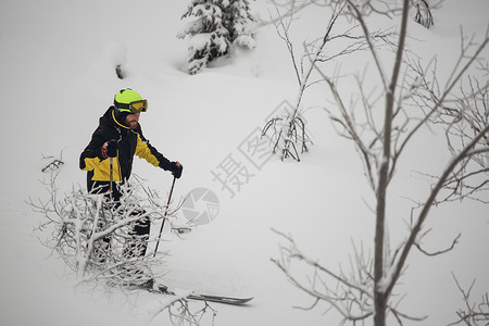天空人漫步在山上登山滑雪运动远足者假期微笑肩膀旅行活动旅游背景图片