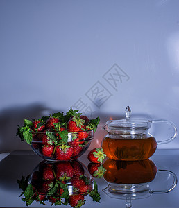 茶果和草莓 放在玻璃桌上背景图片