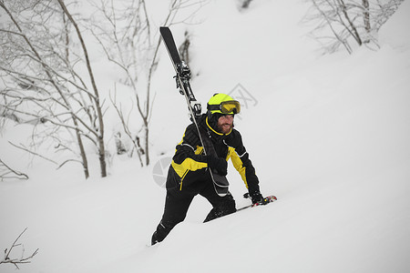 天空人漫步在山上活动高山娱乐旅行远足远足者滑雪肩膀下坡男人背景图片