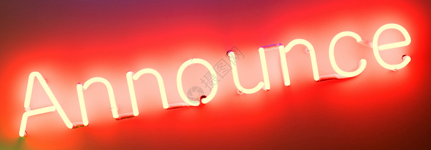 亮光照在白墙上管子电缆气体公告招牌字母字体红色灯泡背景图片