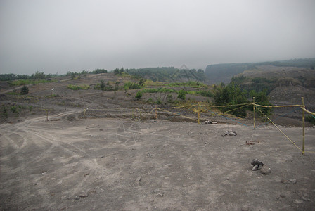 启示录Merapi山破坏对周围环境的影响蓝色气体灰尘火山旅行家园天空房子树木碎屑背景