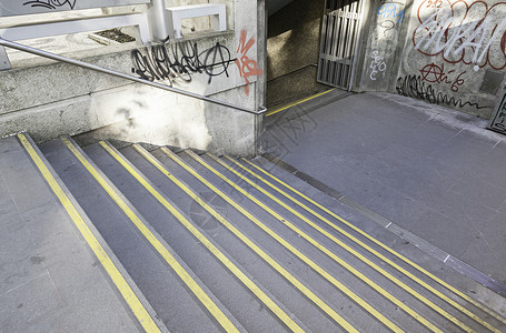 通往里斯本地铁的楼梯梯子通道城市车站石头建筑地面民众入口涂鸦艺术高清图片素材