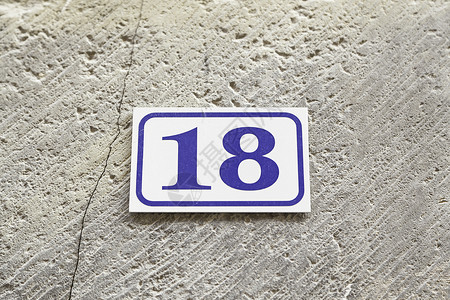 墙上的十八号生日庆典盘子金属插图金子地址纪念日房子刻字背景图片