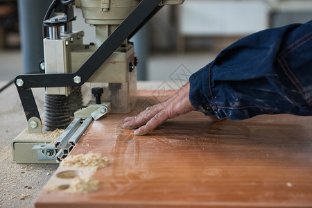 家具生产概念构想工匠木头专家工厂木工职场手工具劳动桌子男人背景图片