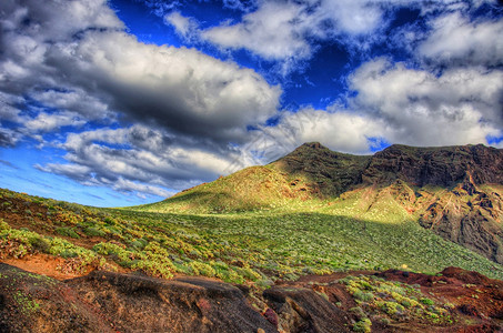 阳光明媚的一天 在加那利岛Punto Teno灯塔附近的Tenerife西北西北海岸 蓝天云云和绿地有山脉摄影顶峰旅行晴天风景步岩石高清图片素材