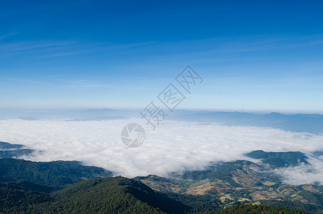 海雾 美丽的高山 Kiewmaeparn的景点风景灰尘荒野天空日出爬坡薄雾地形森林阳光背景图片