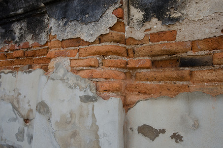以旧石膏为背景的开裂墙裂缝砖墙接缝红色石头建筑学房子衰变建筑水泥背景图片